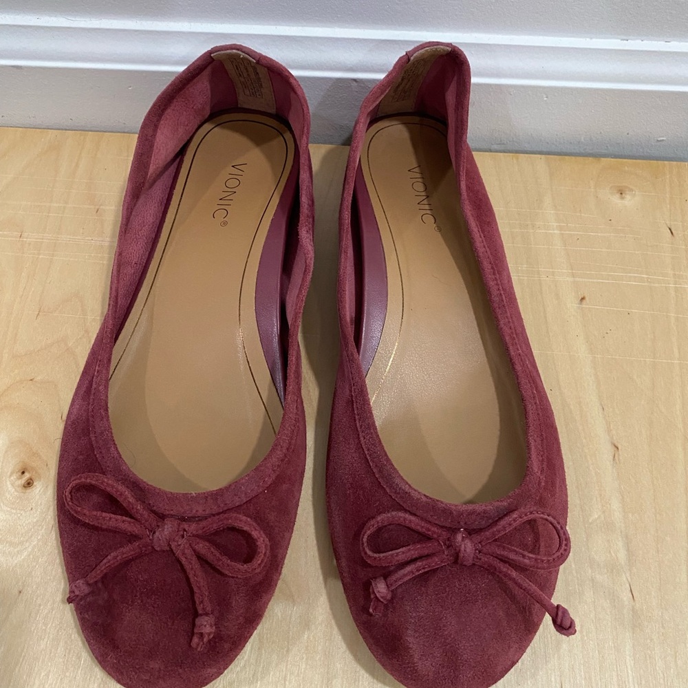 Vionic Women's maroon Suede Flats